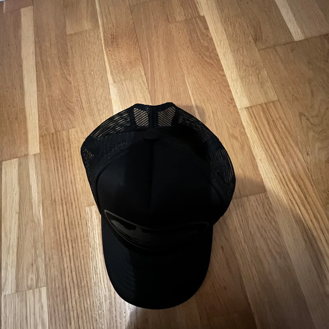 Svart keps med meshdetaljer - 90