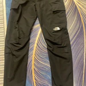 North face byxor  - Säljer för att den är för stor. Priset går att diskutera.