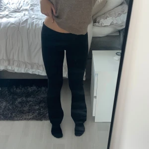 Svarta bootcut byxor💞😻 - Säljer ett par svarta bootcut tights med medel/låg midja. Perfekta för en avslappnad stil och bekväma att bära hela dagen.