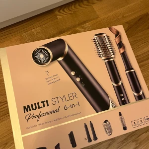 Multi Styler Professional 6-in-1 - En mångsidig Multi Styler Professional 6-in-1 med flera tillbehör för olika stylingbehov. Inkluderar roterande borste, volymborste och locktillbehör. Perfekt för att skapa olika frisyrer med lätthet. Säljer då den inte kommit till användning🥰