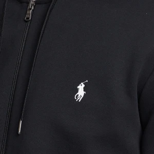 Svart hoodie från Polo Ralph Lauren - Snygg svart hoodie från Polo Ralph Lauren med dragkedja och klassisk logga på bröstet. Haft på ett par gånger och är köpt på Care of Carl för 1500kr pris ej hugget i sten