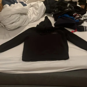 Svart hoodie från Alpha Industries - Säljer en svart hoodie från Alpha Industries i storlek M. Den är i bra skick och perfekt för höst och vinter. Hoodien har en klassisk design med långa ärmar och en bekväm passform. Perfekt för både vardag och chill.