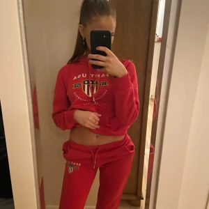 Rött set från Gant - Ny pris ca 1200, mysigt gant set i storlek XS, helt i nyskick, har ägt det ganska länge men det har nästan aldrig kommit till användning då hoodien sitter lite för tajt på mig och då byxorna inte sitter i den passformen som jag gillar. Utöver det så tycker jag att setet är väldigt mysigt och stilrent. 🌟🌟säljer båda två för 500 kr, men om du är intresserad av bara byxorna eller bara tröjan så säljer jag de för 300 kr st. 🥰