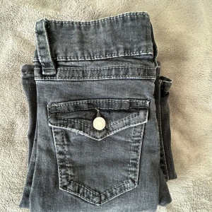 Grå jeans med knappar - Säljer dessa supersnygga grå jeans från gina tricot! Använt några ggr men fortfarande jättefint skick💕