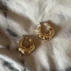 örhängen  - guldiga örhängen ifrån gina tricot 💕💕