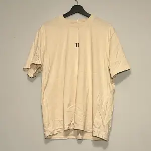 Beige T-shirt från Les Deux.