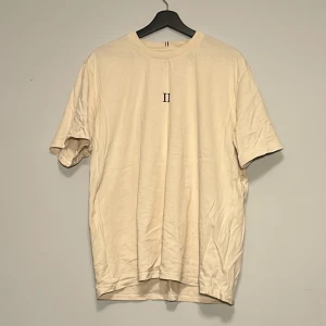 Beige t-shirt Les Deux - Beige T-shirt från Les Deux.