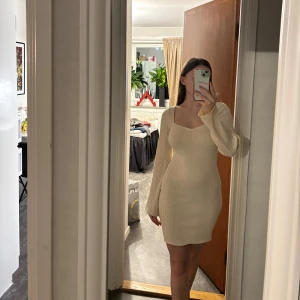 Klänning - Beige långärmad klänning från hm i storlek S, aldrig använd 