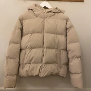 Beige vinterjacka  - Säljer denna fina jacka från Zara, den är beige och är i bra skick. Skriv vid frågor. Den är i stl M 💕