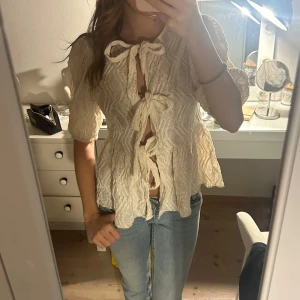 Vit blus med knytning - Säljer denna superfina blus från Gina som var jättepopulär men som inte säljs längre. Pris kan diskuteras 