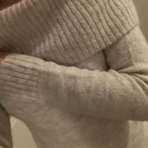 Beige stickad tröja. Nytt skick bara provats nån gång.  - Mysig beige stickad tröja från Gina Tricot med en bred ribbad krage. Perfekt för kyliga dagar med sin mjuka och bekväma passform. Tröjan har långa ärmar och en stilren design. Köpte den för 199.