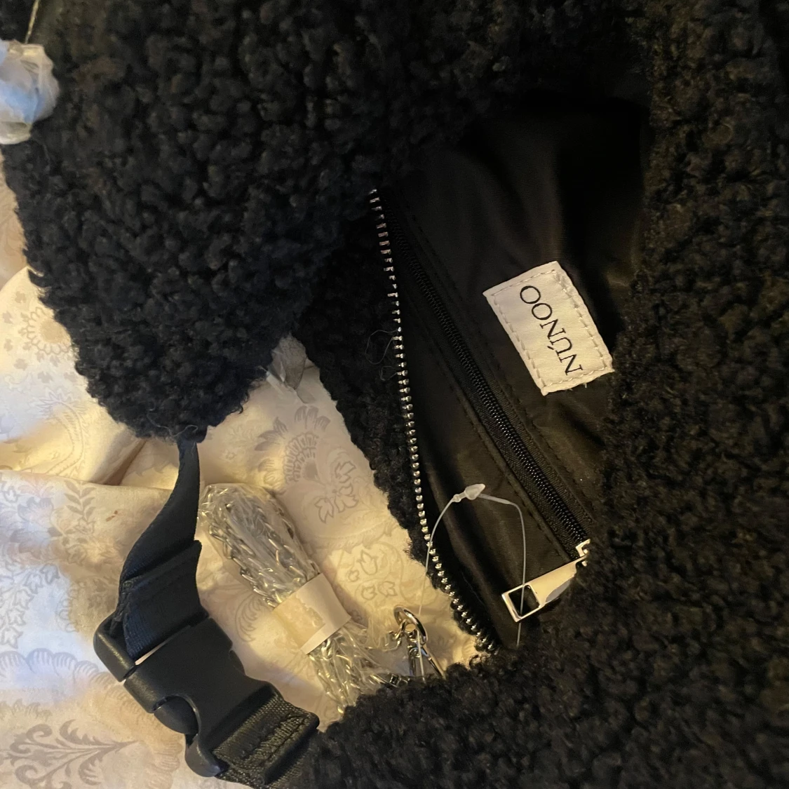 Svart axelväska från Nunoo - 92