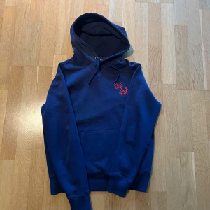 Ralph Lauren hoodie - Säljer nu denna asfeta hoodien från Ralph lauren som är en väldigt sällsynt hoodie, nypriset ligger på 2700kr på farfetch. Mitt pris 1699kr. Hoodien är sparsamt använd och har väldigt mycket kvar att ge. Hör av dig vid frågor!