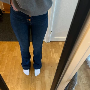 Zara jeans med knappdetaljer - Jättefina raka jeans från Zara med snygga knappar framtill🥰