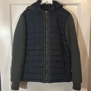 Stickad Cardigan - Tja säljer denna feta stickade cardigan, lite nött på ett ett ställe bortsätt från det utmärkt. Fodrade och varm riktigt bekväm bra passform hör av vid funderingar