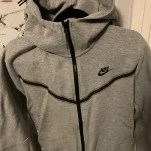 Nike tech fleece - Nike tech fleece i topp skick. Köpte den i våras men använde den inte så mycket. Den är storlek L och 8-9/10 i skick. Tveka inte att fråga om mer bilder samt priset är ej fast!
