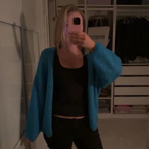 Lindex kofta - Mycket efterfrågad kofta ifrån Lindex i klarblå, extremt skön💙🦋🧵