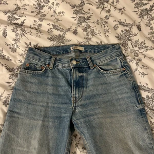 Low waist jeans - Blå jeans samma som på bild 2 men blå. Dessa är i storlek 32/xxs och i straight fit❤️och såklart går priset att diskutera