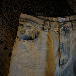 ljusblå polar big boys - big boys i m. lagom använda med minimalt slitage på ena hälen (se bild nr 4) men annars bra skick. bara skriva om det finns frågor 🔥