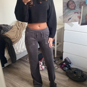 Grå mjukisbyxor från Juicy Couture - Säljer ett par superbekväma grå mjukisbyxor från Juicy Couture i storlek XXS. De har en sypersnygg lågmidjad passform. Byxorna har snörning i midjan och är i mycket bra skick. Perfekta för höst och vinter! Säljer då de inte används längre. Pris kan diskuteras!🩶