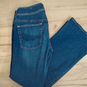 Blå jeans i bootcut-stil - Säljer ett par snygga blå jeans i bootcut-stil. De har en låg midja och är i bra skick. Mycket stretchiga! Midja: 38 Innerbenslängd: 76,5         Jag är 165 för referens!🫶🏼