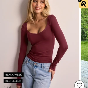 Vinröd långärmad topp - Snygg vinröd topp med lång ärm från Nelly i storlek XXS men passar mig som oftast brukar ha S men säljer då den inte kommer till användning, skriv för fler frågor eller bilder💓