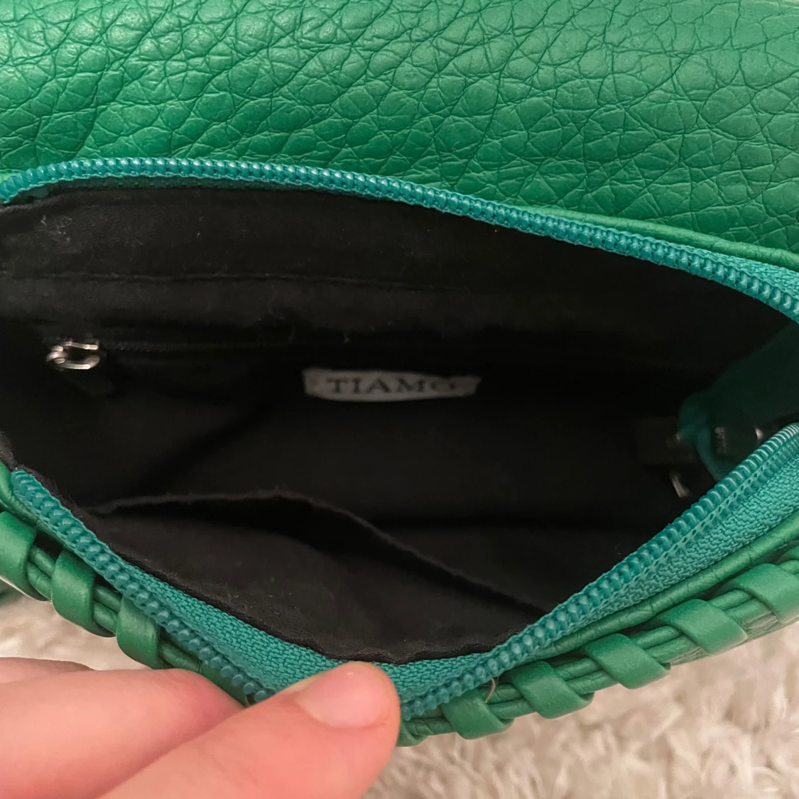 Grön axelväska med kedja från Tiamo - 92