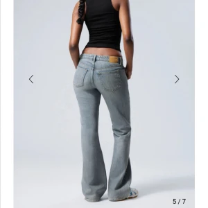 Weekdayjeans - Skitsnygga jeans från weekday. Modell: ” Nova low slim bootcut jeans ” Storlek 28/32  Nästan helt oanvända, inga tecken på användning  Nypris=600