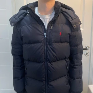 Polo Ralph Lauren - Vinterjacka - Polo Ralph Lauren - Vinterjacka - Storlek: Storlek XL (Barnstorlek - 18-20 years), fits XS-S, modellen är ca 173 cm - Skick: Använd, men väldigt bra - Pris: 2300 kr - Väldigt populär jacka till ett pra pris! Kontakta vid frågor🙂