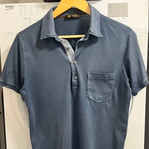 Loro piana Pike - Fin vintage loro piana Pike  100% bomull & linne detaljer. Storlek M passar S/M Finns två märken som är knappt synliga vid magen  Nypris är 5200kr