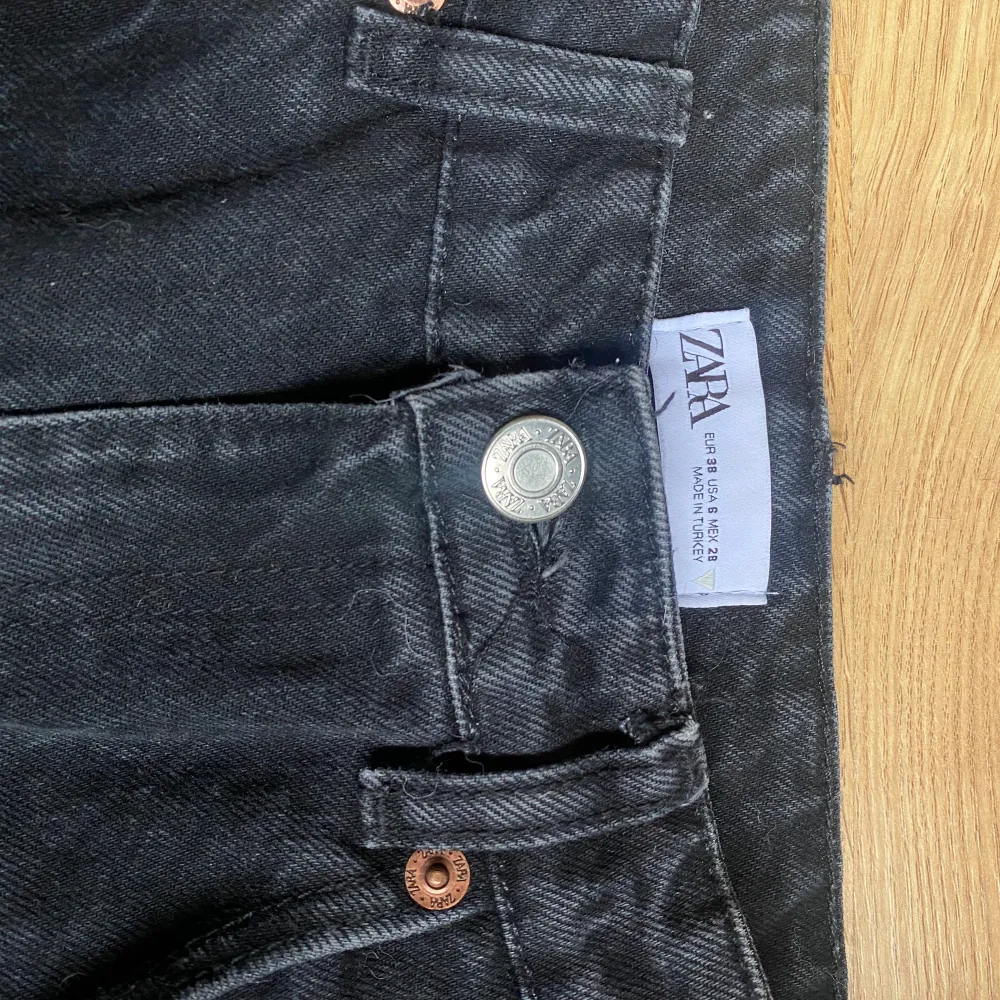 Snygga svarta jeans med vida ben från Zara. Jeansen har en hög midja och en rak passform. De är i gott skick och har inte använts mycket. Kan samfrakta om du vill köpa flera saker, och fixa paketpris! Hund i hemmet. Men allt är tvättat & rollat innan. Jeans & Byxor.