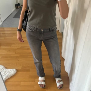  Lågmidjade Jeans - Lågmidjade jeans från Vera Moda i mycket bra skick då dom knappt är använda. Jag är 164 cm lång och dom sitter perfekt. Stretigt material. Höra av er vid fråger, bilder osv🩷