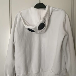Cp company hoodie - Skick: 9/10 Storlek:L Färg:vit Fråga om du undrar något