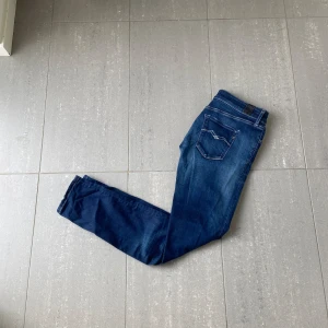 Replay Hyperflex Jeans  - Säljer nu dessa blå replay Hyperflex jeans som är i bra skick förutom en lagning mellan benen som ej syns eller märks, skriv för fler bilder/frågor🙌🏼