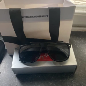 Ray-Ban Boyfriend - Köpte dessa i somras och tänker nu sälja de eftersom att de satt lite konstigt på mig. Den är sprillans nya förutom en liten repa på höger lens. Kvitto o allt följs med. Nypris: 1549 kr. Mitt pris: 1000 kr. (Kan diskuteras vid snabb affär)