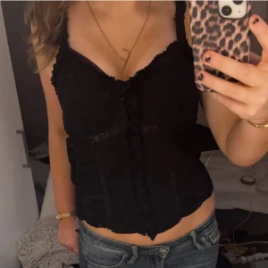 Linne från zara  - Linne från zara med jättefina detaljer! Toppen saknar en knappt, därav det låga priset, men det märks inte när man har på den. Första och andra bilden är lånade av tjejen jag köpte linnet av. Läs bio innan köp! 💗