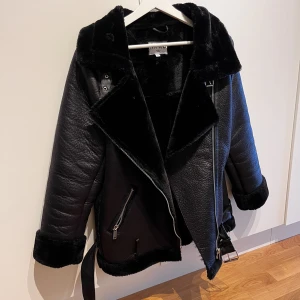 NAKD Pilotjacka / Skinnjacka fodrad - Super snygg Pilotjacka från NAKD, tjock och varm! Storlek 40 men skulle säga en M max 💞  Knappt använd!!