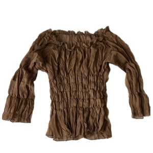 Off shoulder blus - Brun tunn blus som kan bäras off shoulder eller som rund ringning. Använd men väl omhändertagen. Står ingen storlek, elastisk och skulle säga att den passar S-M. 🤎