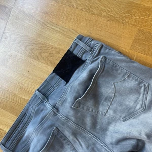 Jacob cohen jeans - Gråa jacob cohen jeans Size 34 Nypris 5899kr Riktigt snygga jeans till vintern, lite små för mig. Kan gå ner i pris vid snabb affär