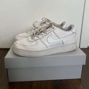 Air force 1 - Skick annvända men fortfarande helt okej
