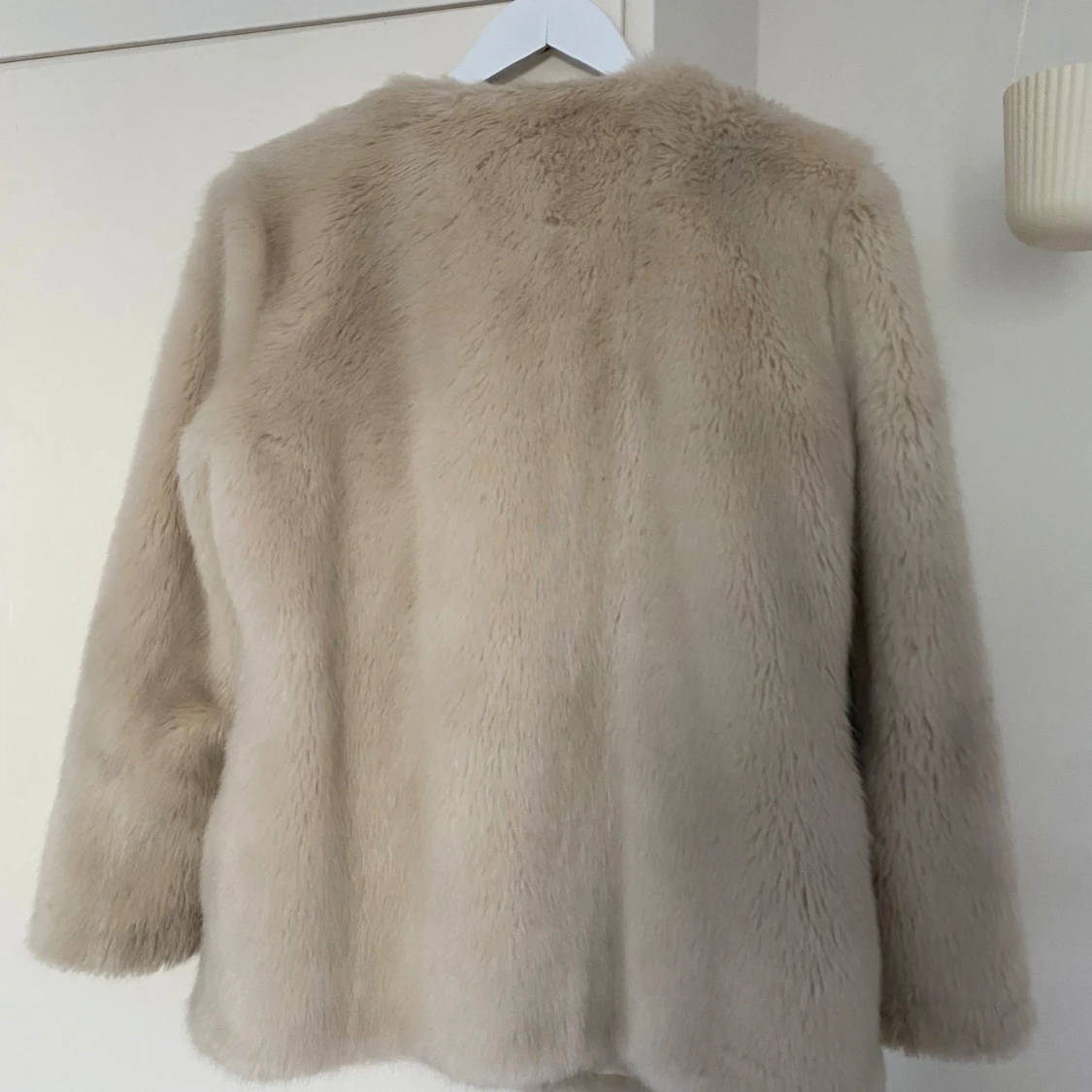 Vit/beige pälsjacka - 90