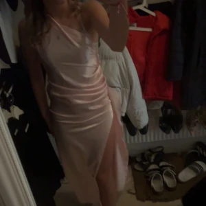 Balklänning/ sommarklänning  - Hej, säljer en helt oanvänd balklänning då jag hittade en annan. 