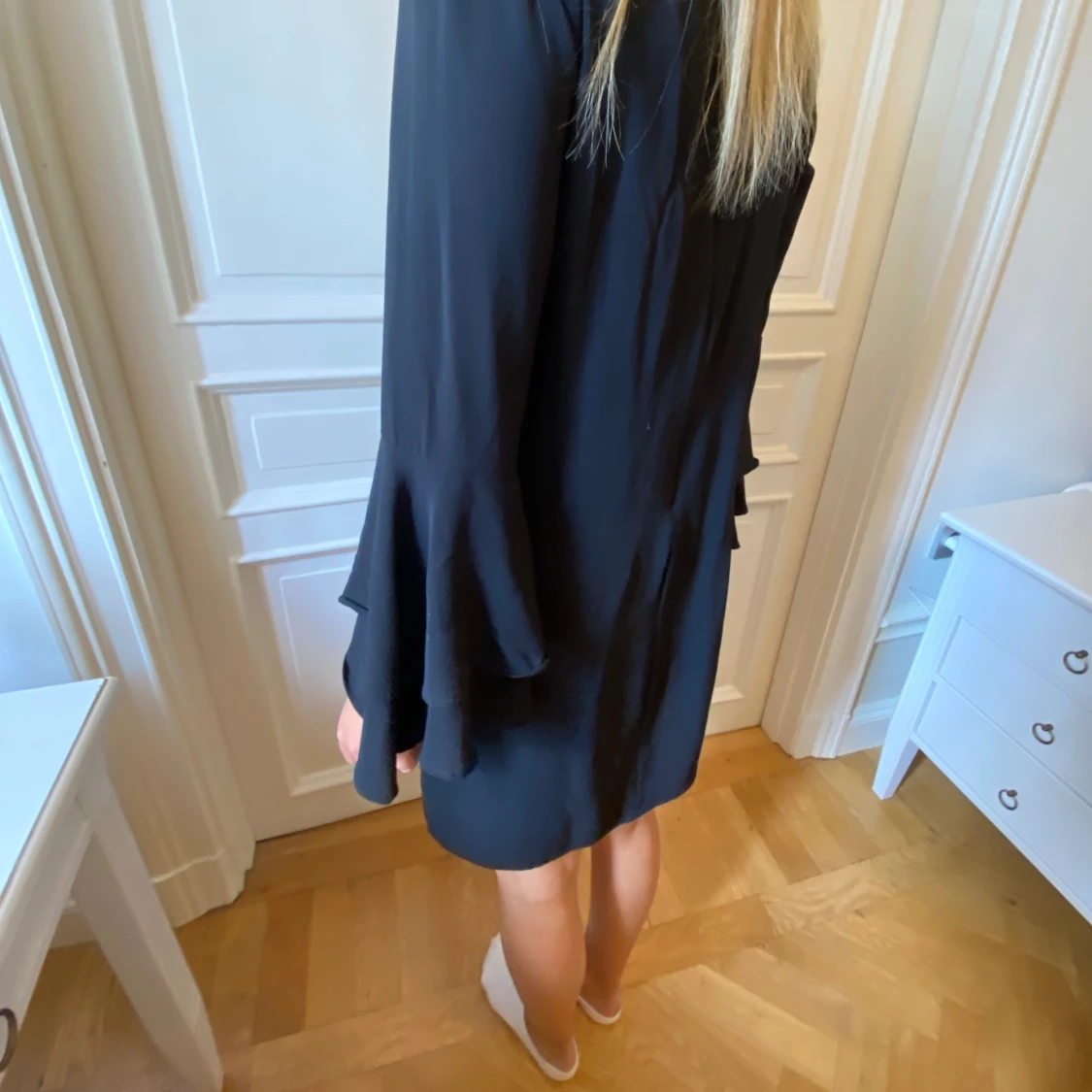 Klänning med volangärmar