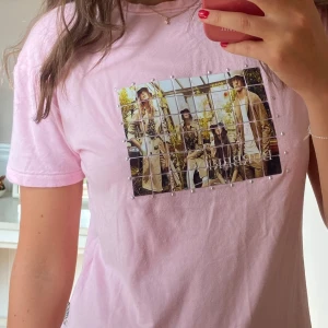 Burberry t-shirt  - Super cool och skön burberry t shirt med tryck fram!🩷