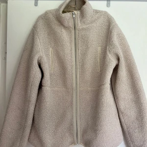 Teddyjacka - Teddyjacka. Superskön och sitter så bra !