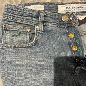 Jacob cohën jeans - Säljer dessa sjukt snygga jacob cohën jeans till ett sjukt pris, de är i model ”Type 688” nypris är 5199 och skicket är 8/10 utifrån lappen där bak som har lossnat lätt, vid fler frågor skriv gärna!