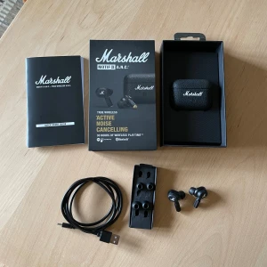 Marshall Motif II (2) A.N.C hörlurar - Säljer ett par helt nya trådlösa hörlurar från Marshall pga att modellen ej passar mina öron. Aldrig använda, endast testade.   Nypris: 2300kr  Modell: Motif II (2) A.N.C   Allt på bilden ingår i priset!   Kan skicka och mötas upp. 