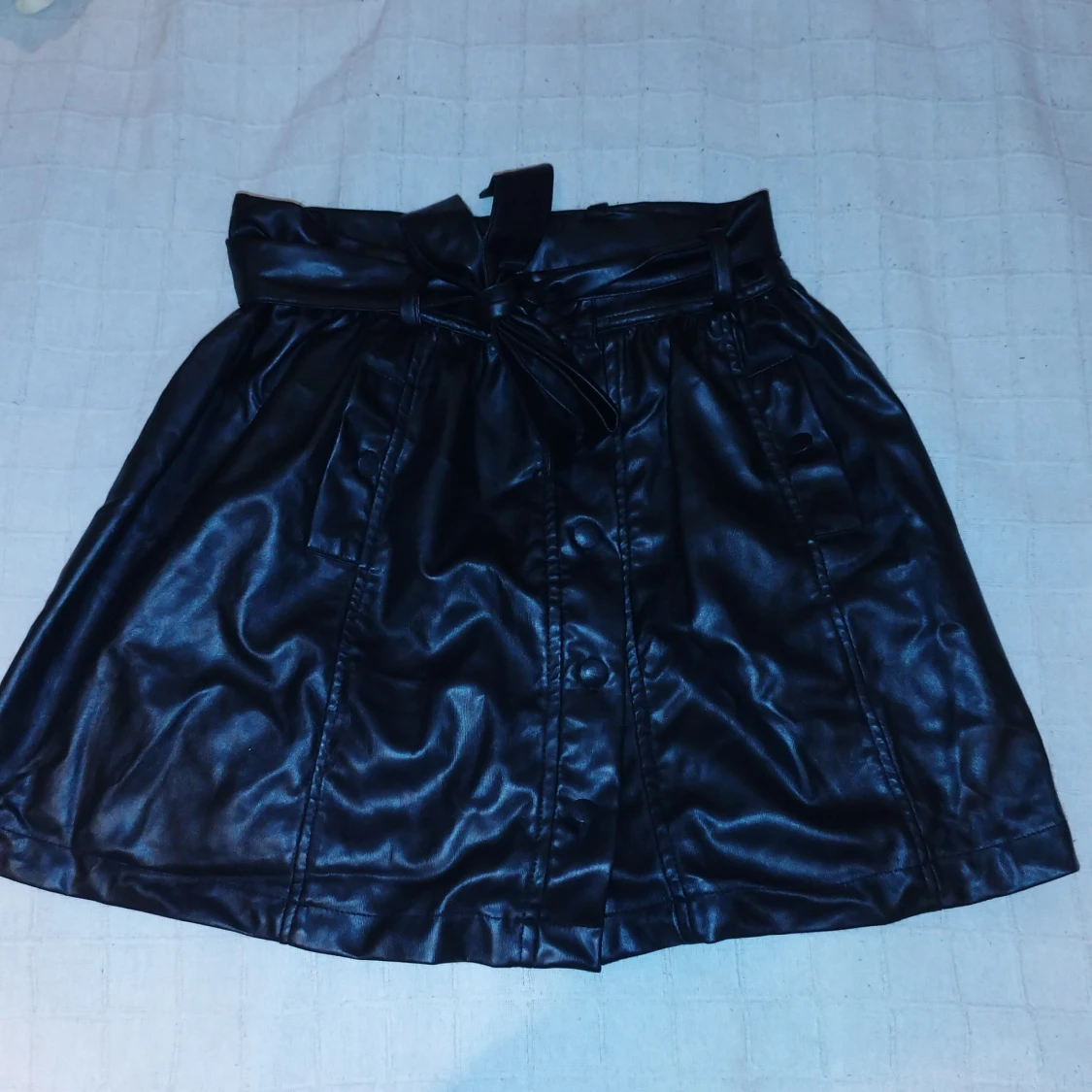 Svart kjol i skinnimitation från Linsea Girl