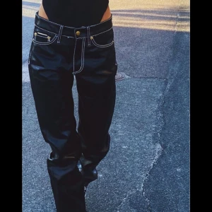 Low waist Eytys byxor - Boyfriend low waist byxor från Eytys i liknande ”lackmaterial”. Tryck på bakficka. Jag är 174cm lång. 