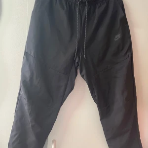 Svarta Nike träningsbyxor  - Svarta träningsbyxor från Nike i L Mycket bra skick  